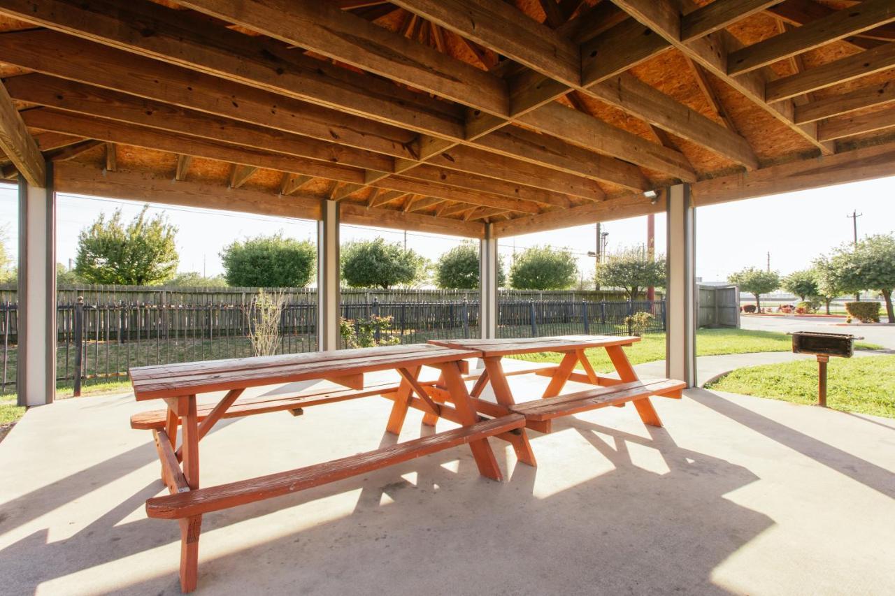 Palace Inn And Suites Baytown Exterior photo